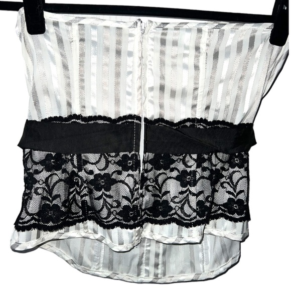 𝐂𝐎𝐓𝐓𝐎𝐍 𝐄𝐗𝐏𝐑𝐄𝐒𝐒 | WHITE AND SILVER STRIPED STRAPLESS METALLIC TOP - Picture 4 of 8